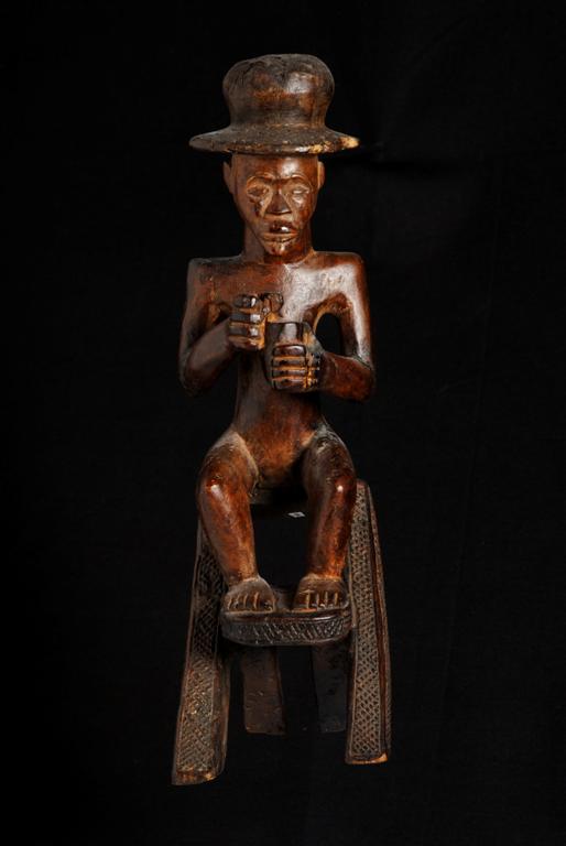 Statue de chef assis a chapeau - Chokwe - Angola 184.jpg - Statue de chef assis avec un chapeau européen - bossard statue chef angola chokwe- Angola 184